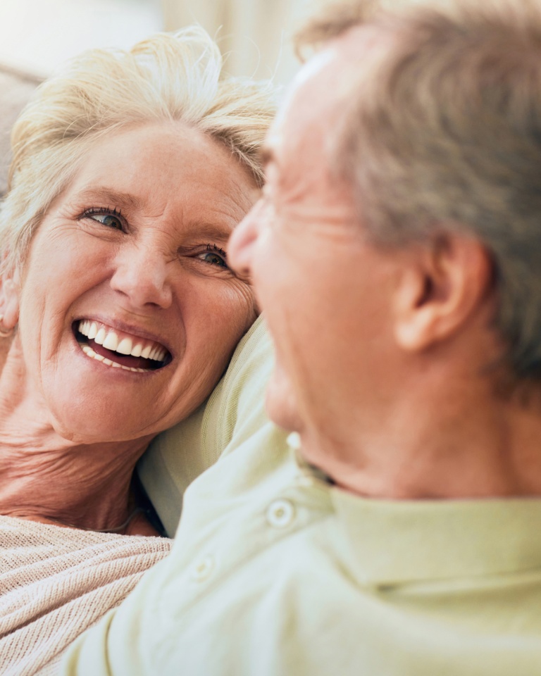 Pareja edad avanzada sonriéndose