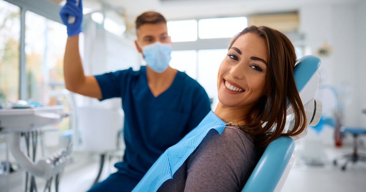 Comparativa entre carillas de porcelana y de composite para tratamiento de estética dental en DentalStar
