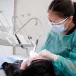 Odontóloga de DentalStar atendiendo a una paciente en el sillón clínico durante un tratamiento con anestesia local