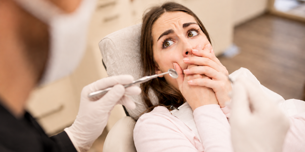 Paciente en revisión dental recibiendo explicaciones sobre el postoperatorio de una endodoncia y sus cuidados en DentalStar.