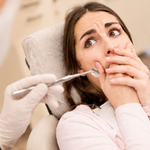 Paciente en revisión dental recibiendo explicaciones sobre el postoperatorio de una endodoncia y sus cuidados en DentalStar.